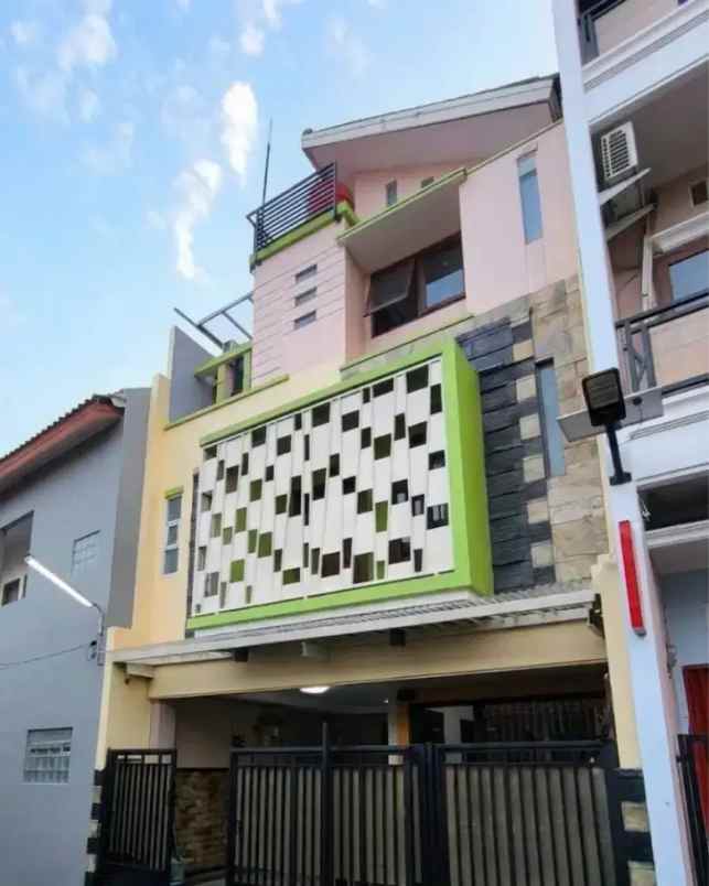 rumah kekinian dijual 3 lantai rooftop kebagusan