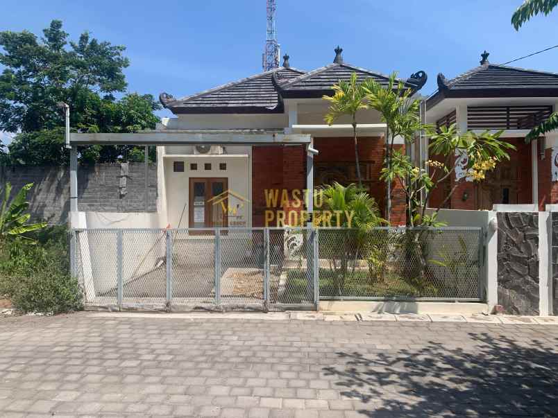 rumah klasik dalam perumahan dekat candi