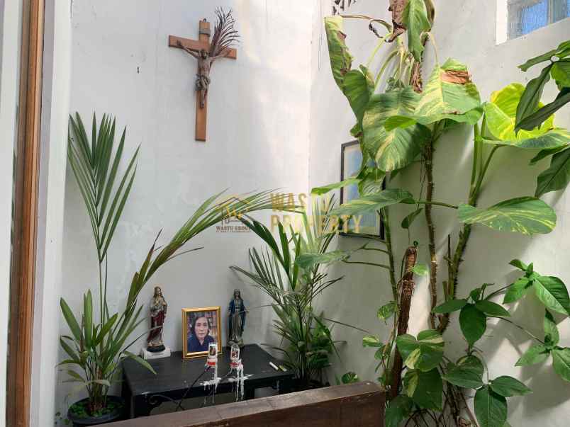 rumah klasik dalam perumahan dekat candi