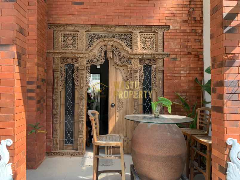 rumah klasik dalam perumahan dekat candi