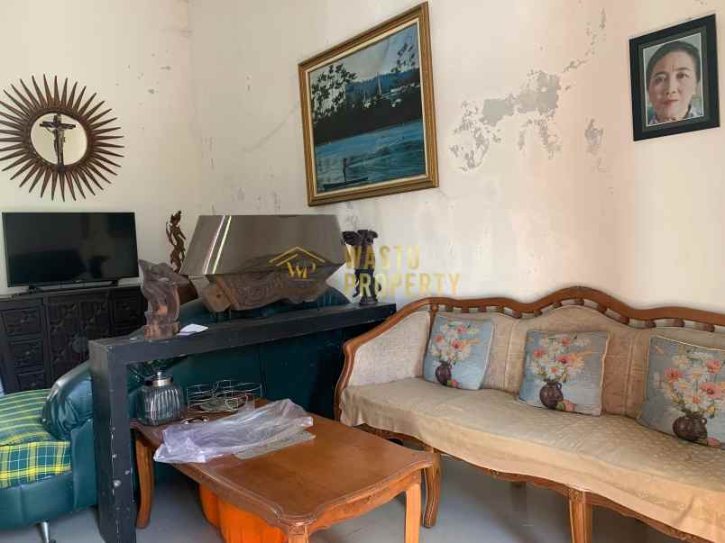 rumah klasik dalam perumahan dekat candi