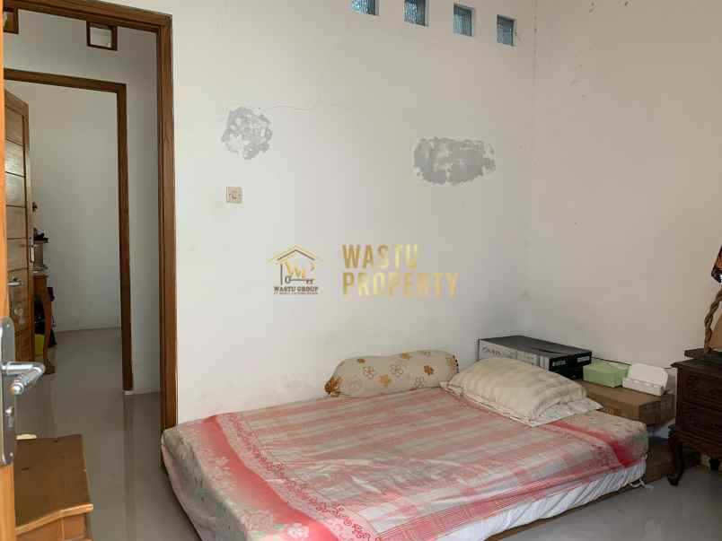 rumah klasik dalam perumahan dekat candi