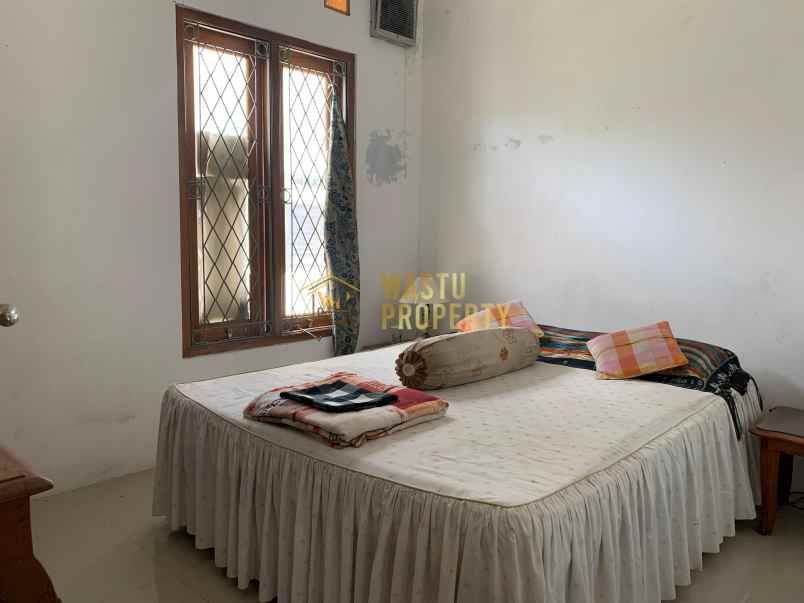 rumah klasik dalam perumahan dekat candi