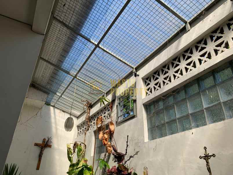 rumah klasik dalam perumahan dekat candi