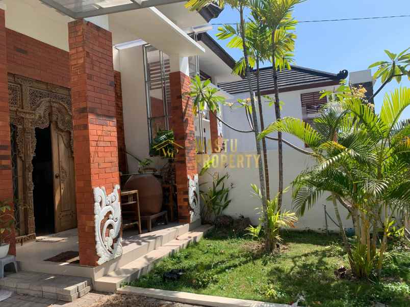 rumah klasik dalam perumahan dekat candi