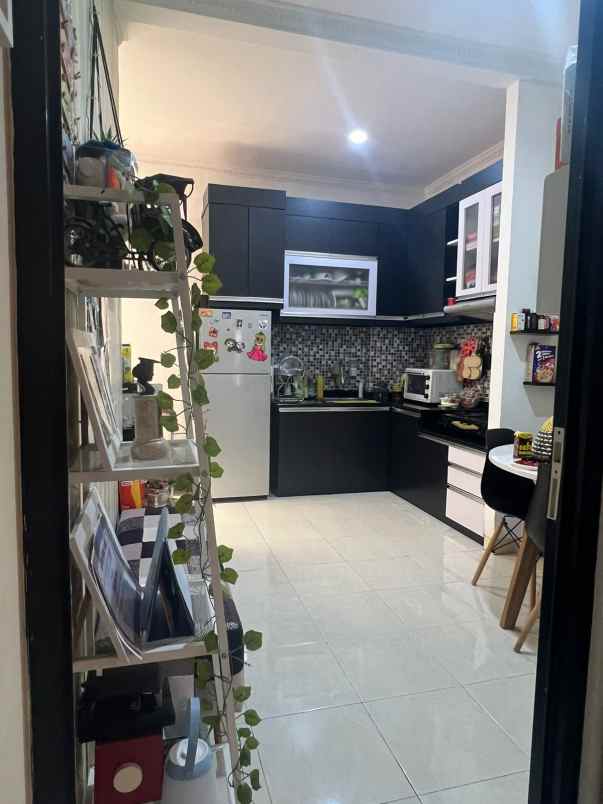 rumah komplek cihanjuang row jalan besar siap huni