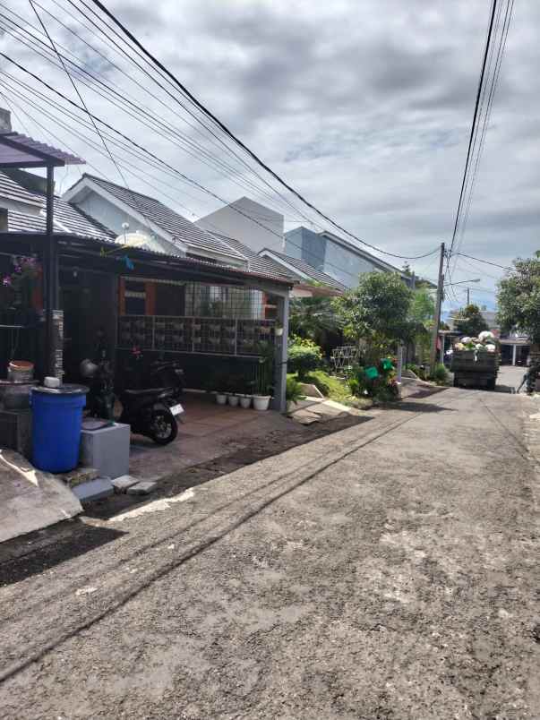 rumah komplek cihanjuang row jalan besar siap huni
