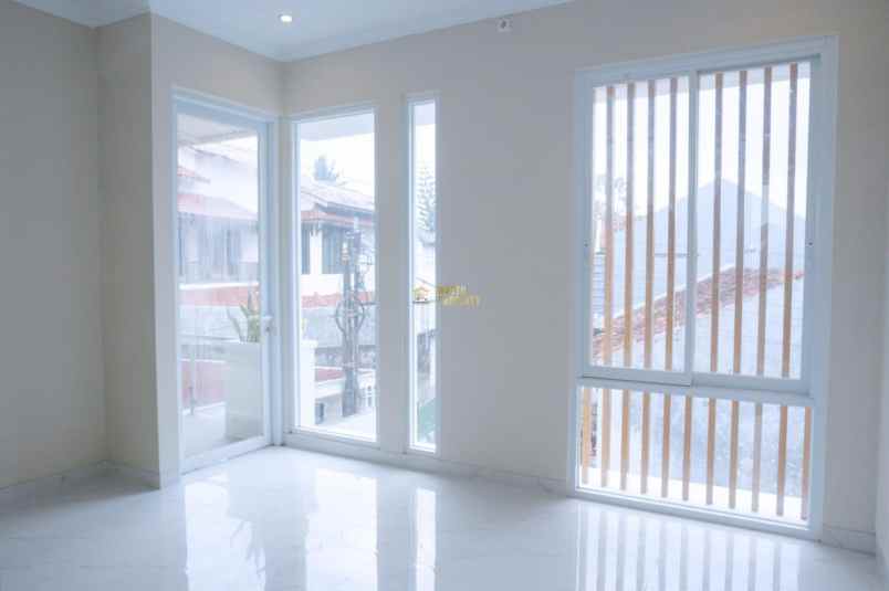 rumah mewah 2 lantai 5 menit dari sleman city hall