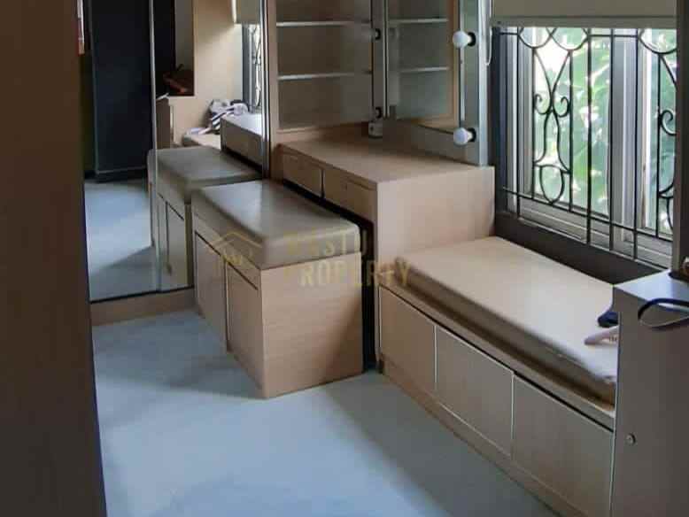 rumah mewah ada kolam renang dekat stadion maguwo