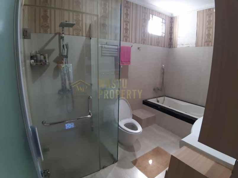 rumah mewah ada kolam renang dekat stadion maguwo