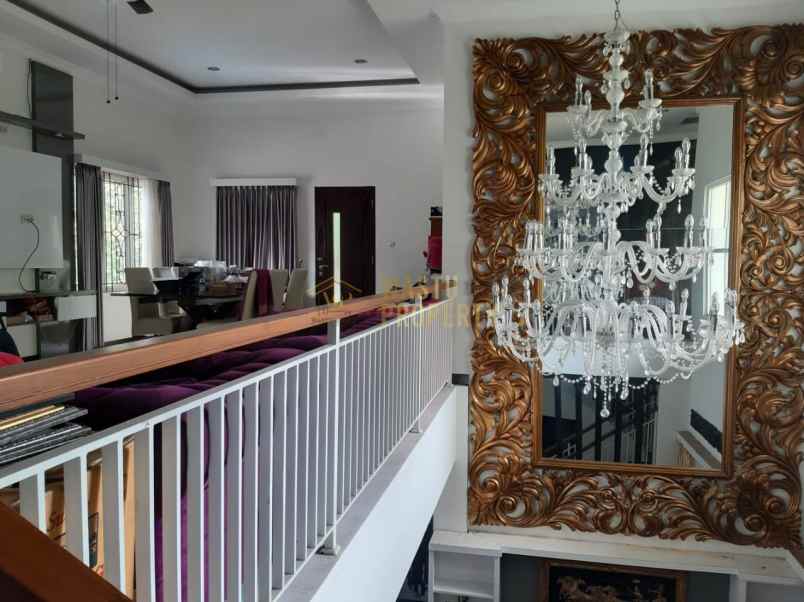 rumah mewah ada kolam renang dekat stadion maguwo