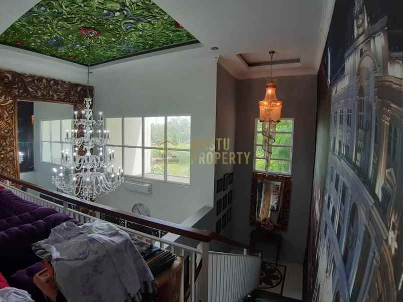 rumah mewah ada kolam renang dekat stadion maguwo