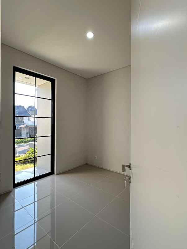 rumah mewah kawasan elit fasilitas umum lengkap