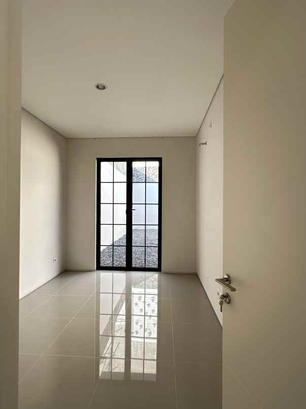 rumah mewah kawasan elit fasilitas umum lengkap