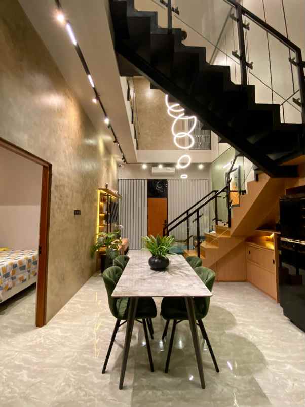 rumah modern 2 lantai full furnish mewah strategis