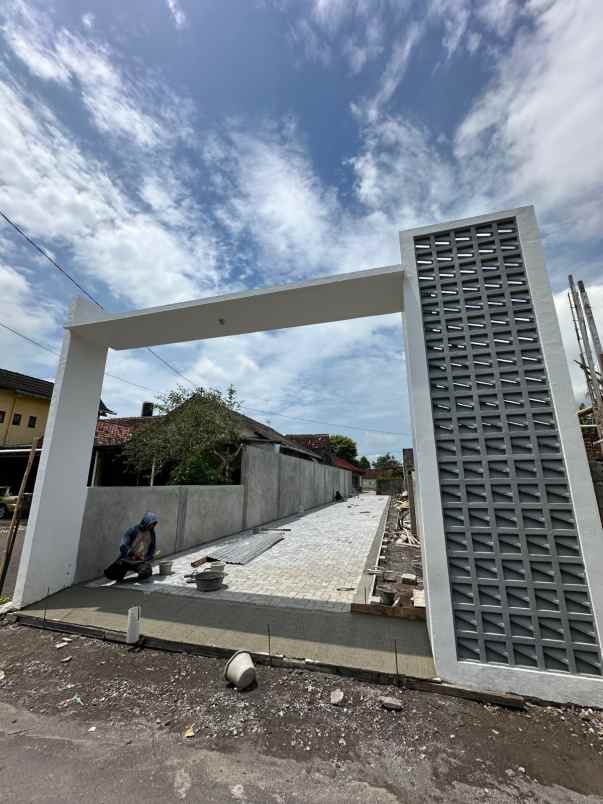 rumah modern dalam cluster di mlati sleman