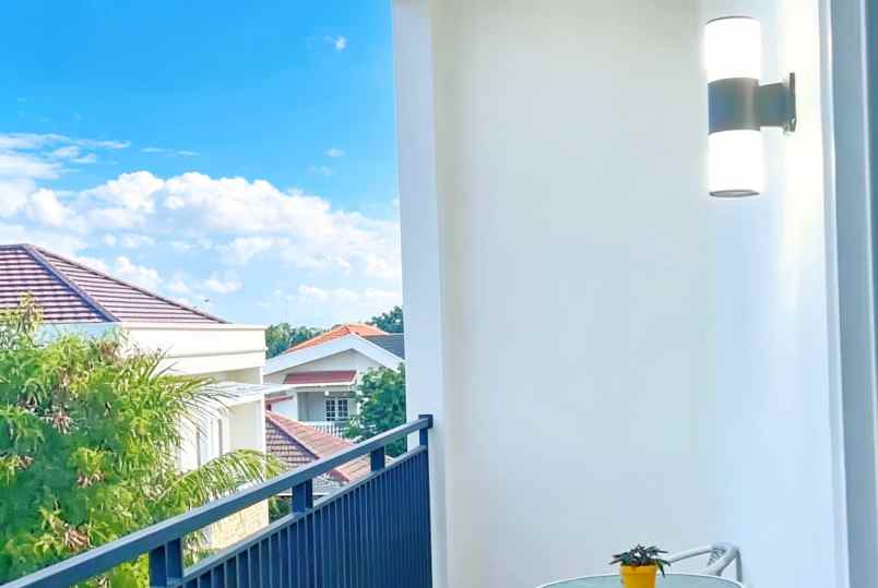 rumah modern tropis 3 lantai hook di jatibening bekasi