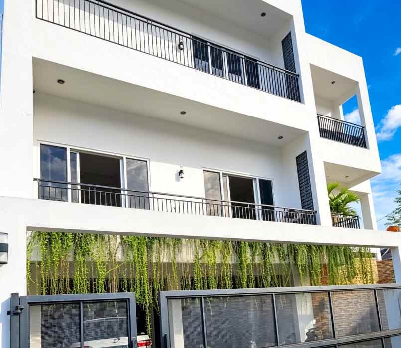 rumah modern tropis 3 lantai hook di jatibening bekasi