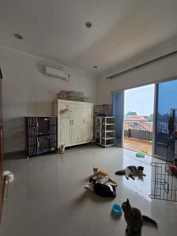 rumah modern tropis dalam komplek semi furnished