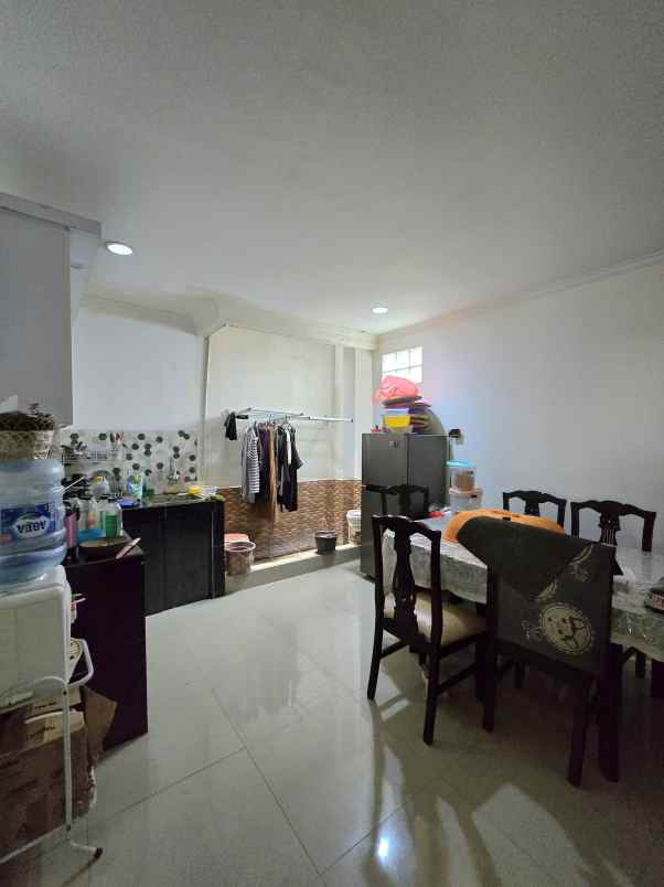 rumah modern tropis dalam komplek semi furnished