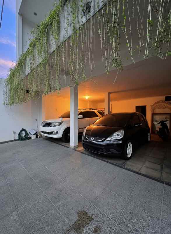 rumah modern tropis dalam komplek semi furnished