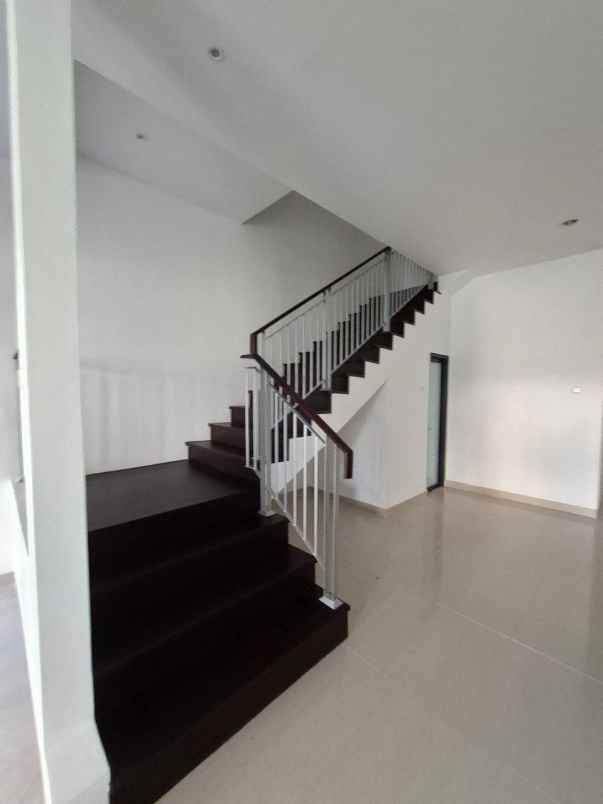 rumah pakuwon city imperial palm beach hadap utara