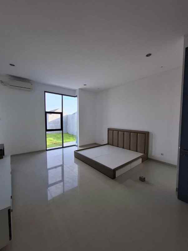 rumah pakuwon city imperial palm beach hadap utara