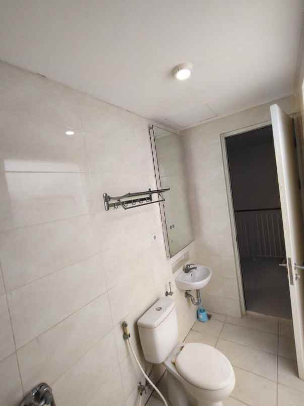 rumah pakuwon city zimbali costa row jalan 2 mobil