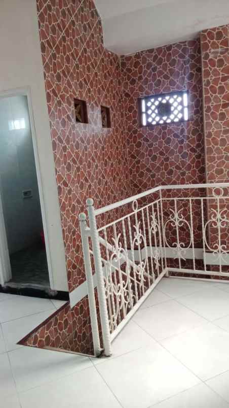 rumah pusat kota 2 lantai celaket malang