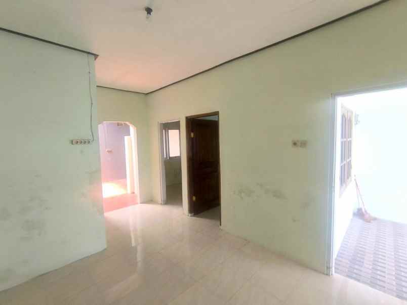 rumah second lokasi dekat bandara siap huni