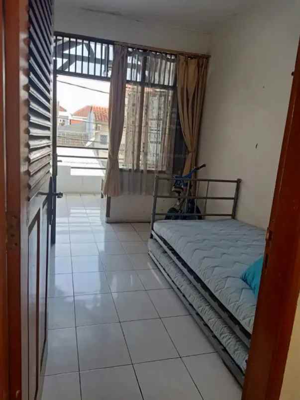 rumah strategis lingkungan tenang di larangan selatan