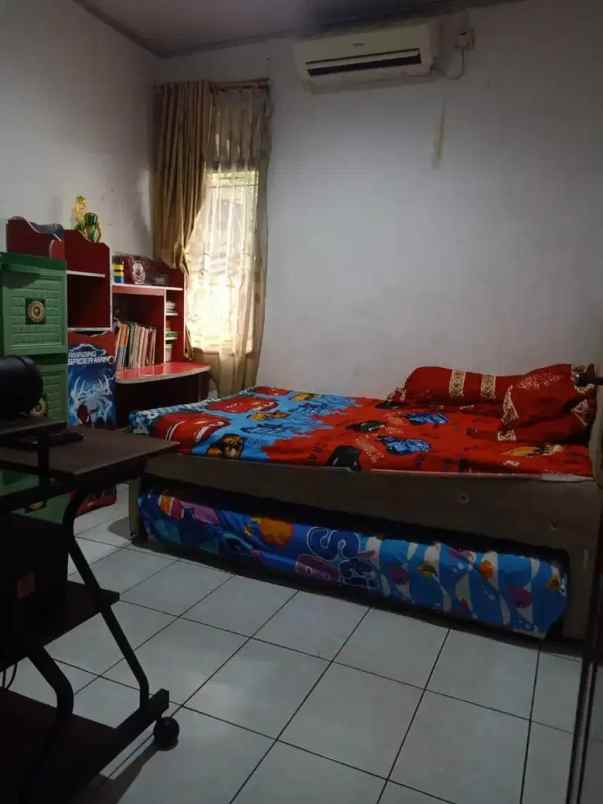 rumah strategis lingkungan tenang di larangan selatan