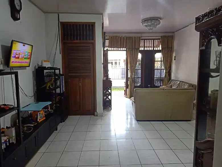 rumah strategis lingkungan tenang di larangan selatan