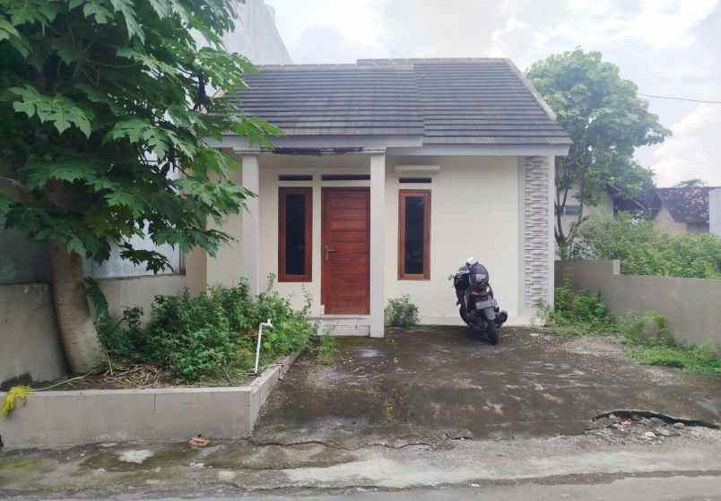 rumah tepi aspal di sidomoyo jl godean km 7 5 sleman