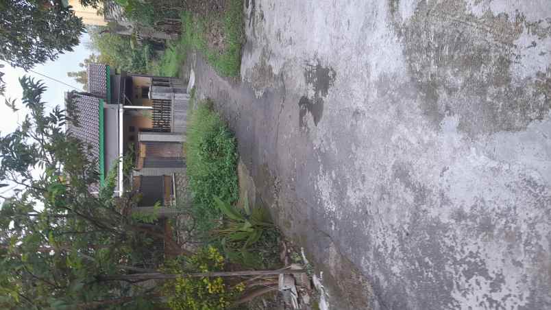 tanah rata dan padat tengah pemukiman