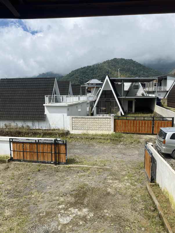 villa kayu 2 lantai semi furnished di sembalun