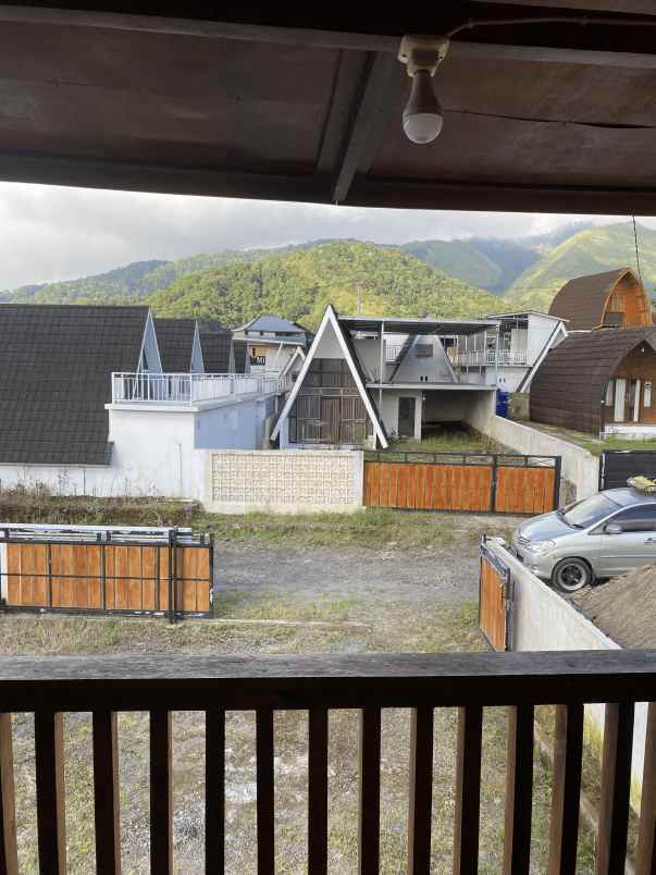 villa kayu 2 lantai semi furnished di sembalun
