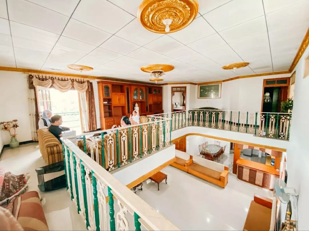 villa komersil di cisarua puncak bogor mewah dan megah