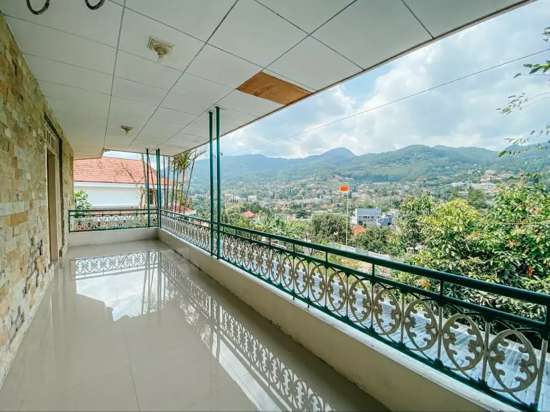 villa komersil di cisarua puncak bogor mewah dan megah