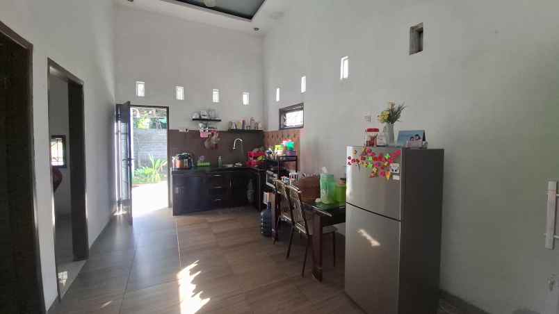 dijual rumah 2 lantai di desa klompangan ajung jember