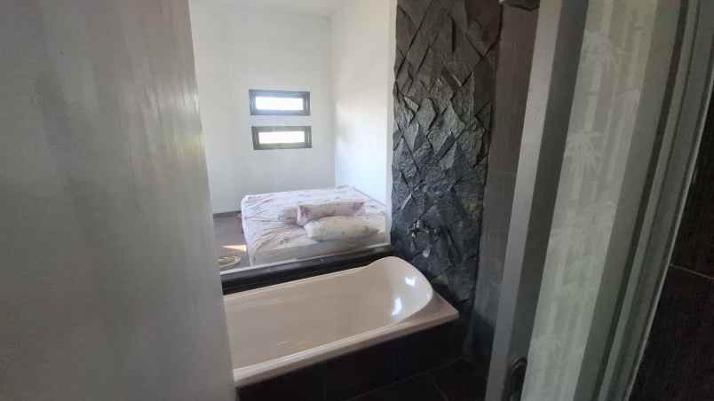 dijual rumah 2 lantai di desa klompangan ajung jember