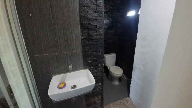 dijual rumah 2 lantai di desa klompangan ajung jember