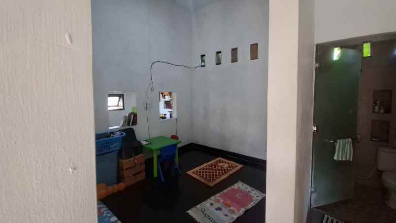 dijual rumah 2 lantai di desa klompangan ajung jember