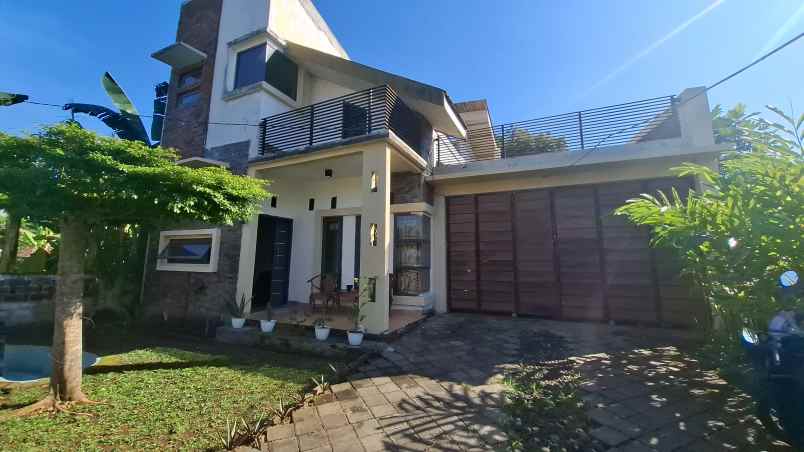 dijual rumah 2 lantai di desa klompangan ajung jember