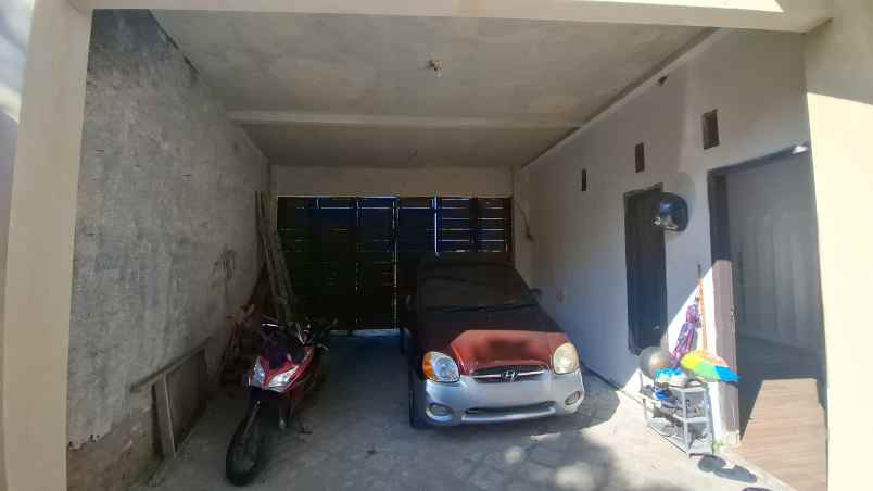 dijual rumah 2 lantai di desa klompangan ajung jember