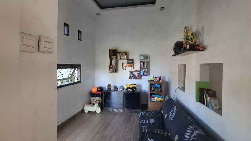dijual rumah 2 lantai di desa klompangan ajung jember
