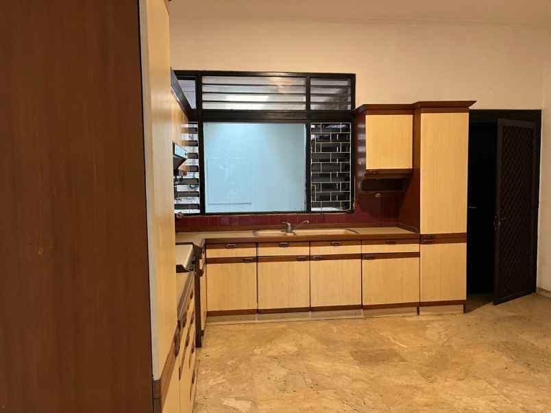 dijual rumah ada kolam renang di mampang