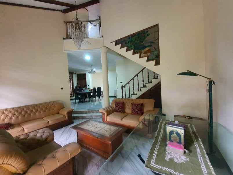 dijual rumah besar tanah luas di ciracas jakarta timur
