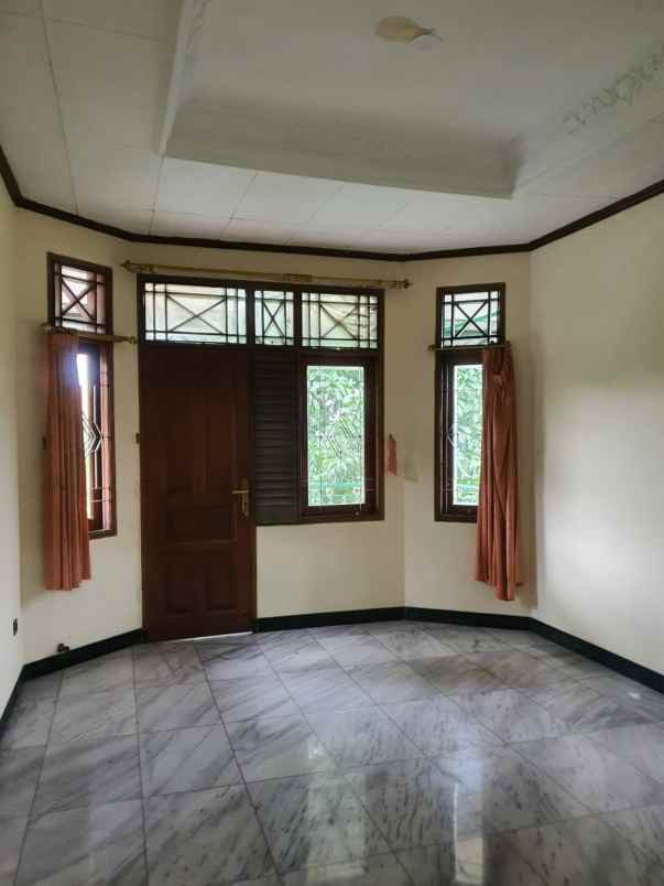 dijual rumah besar tanah luas di ciracas jakarta timur
