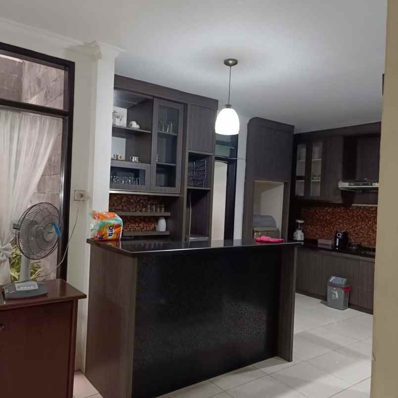 dijual rumah di daerah taman modern